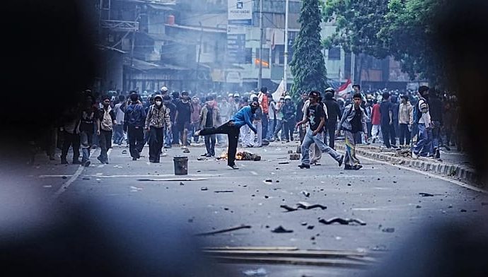 riot-police-and-students-clash-during-protest-against-mps’-allowances-in-jakarta
