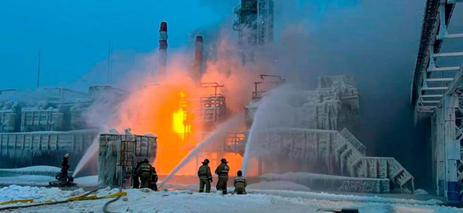 weakening-the-russian-war-machine:-why-kyiv-is-targeting-moscow’s-energy-sector