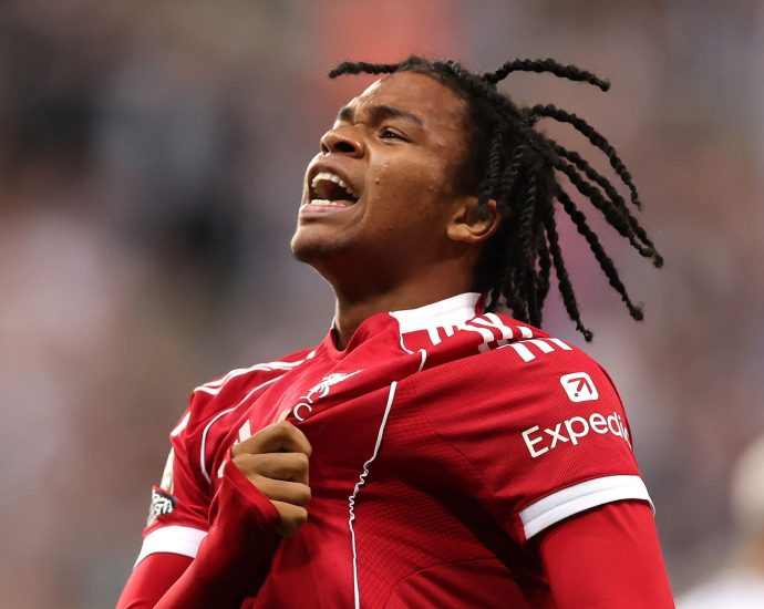 liverpool-beat-10-man-newcastle-united-3-2-in-premier-league-thriller