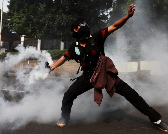 indonesian-police-clash-with-students-protesting-lawmakers’-salaries