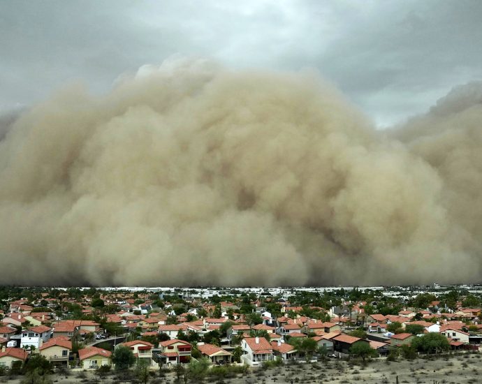 dust-storm-engulfs-arizona,-leaving-thousands-without-power-and-flights-grounded