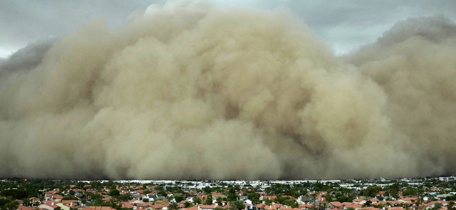 dust-storm-engulfs-arizona,-leaving-thousands-without-power-and-flights-grounded