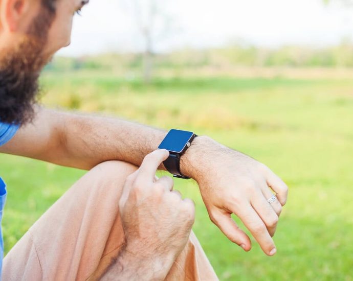 cupertino-must-stop-calling-apple-watches-‘carbon-neutral,’-german-court-rules