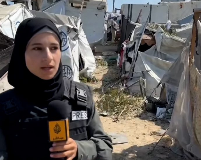 al-jazeera-reporter-flees-on-air-after-israeli-strike-threat-on-gaza
