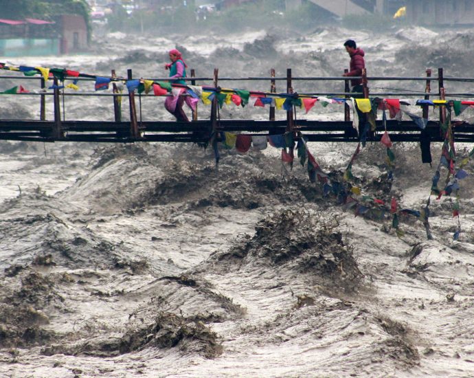 building-collapses-into-overflowing-river-during-india-floods