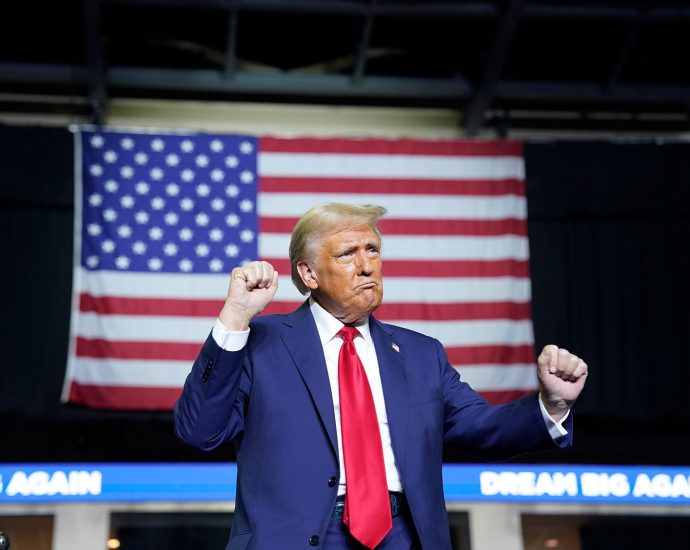 the-traitor-says-“most-people”-would-“rather-have-a-dictator”-in-the-oval-office