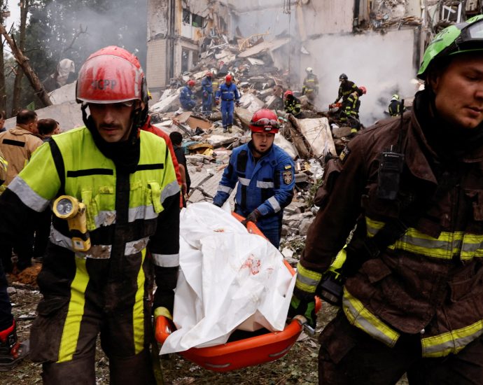 after-one-of-russia’s-deadliest-attacks,-kyiv-residents-lose-hope-for-help