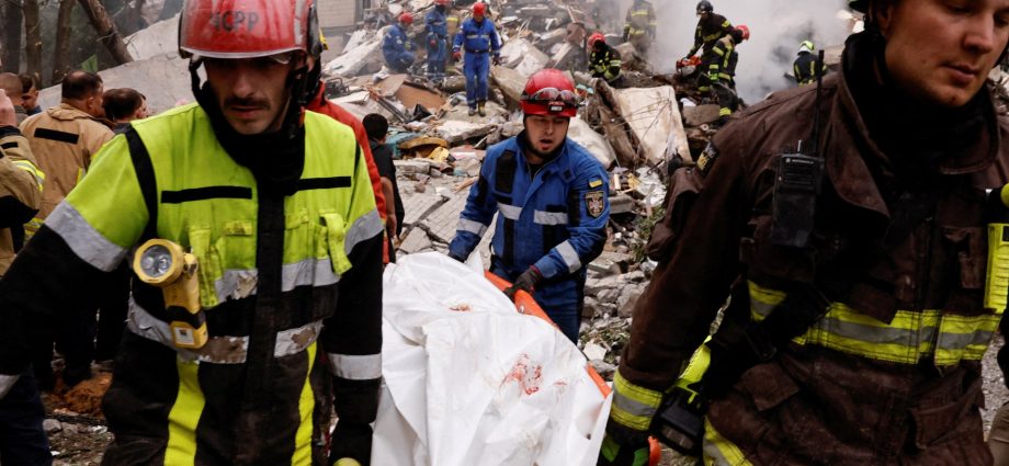 after-one-of-russia’s-deadliest-attacks,-kyiv-residents-lose-hope-for-help