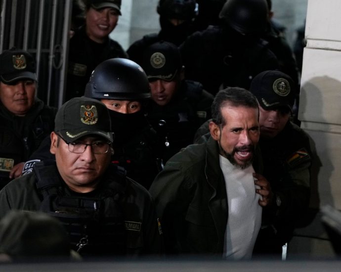 court-transfers-bolivian-politician-luis-fernando-camacho-to-house-arrest