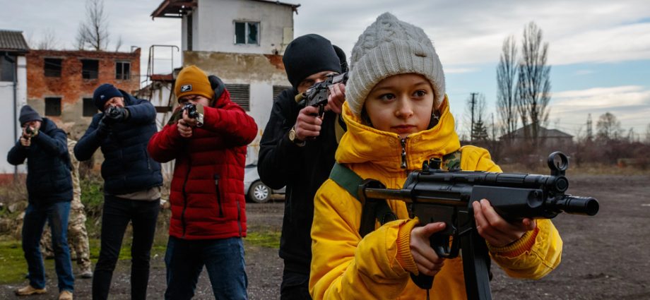 ukraine-allows-men-aged-18-22-to-travel-abroad-amid-conflict-over-army-recruitment-versus-demographic-crisis