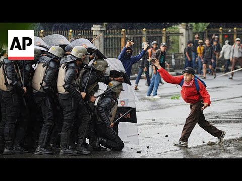 indonesia-riot-police-clash-with-students-protesting-allowances-for-lawmakers
