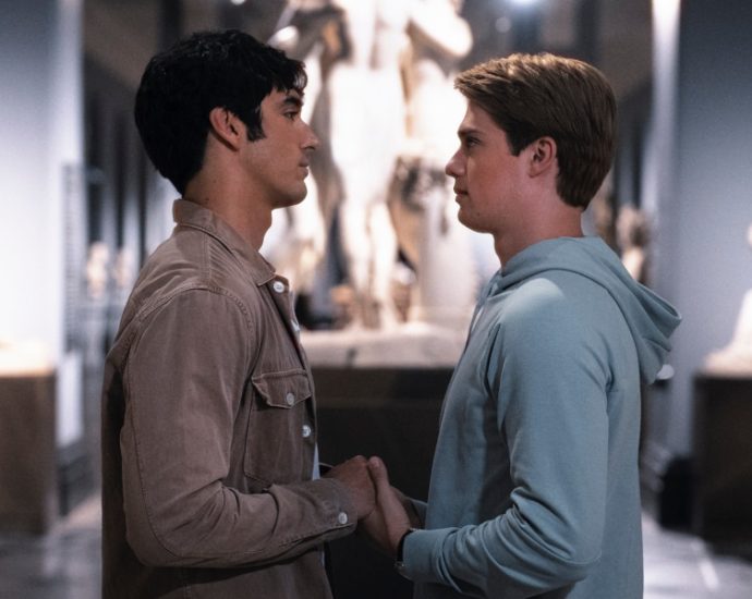 where’s-the-‘red,-white-&-royal-blue’-sequel?-author-casey-mcquiston-puts-fans-at-ease