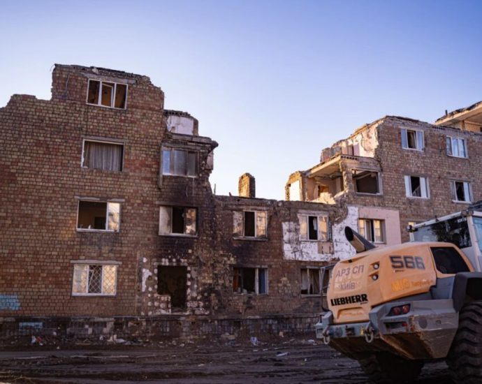 kyiv-rescue-teams-free-17-from-rubble-as-russia-launches-massive-attack,-8-missing