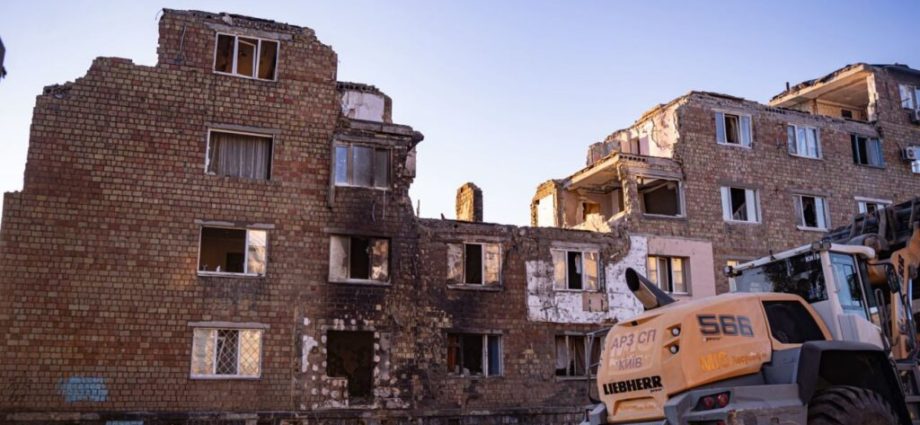 kyiv-rescue-teams-free-17-from-rubble-as-russia-launches-massive-attack,-8-missing