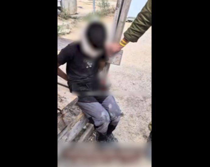 video-shows-israeli-soldiers-tormenting-boy-detained-over-stone-throwing
