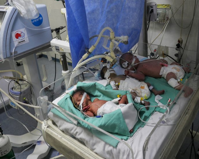 newborns-share-incubator-at-gaza-hospital-overwhelmed-by-famine