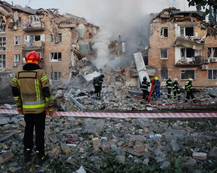 russia-attacks-ukraine’s-zaporizhia;-kyiv-hits-russian-oil-refineries