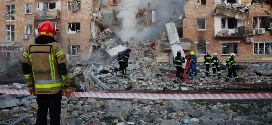 russia-attacks-ukraine’s-zaporizhia;-kyiv-hits-russian-oil-refineries