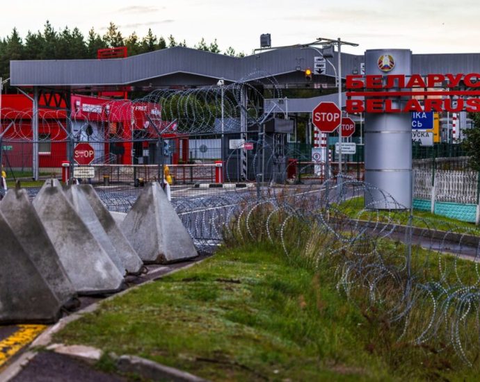lithuanian-forces-install-anti-tank-“dragon-teeth”-barriers-at-russian-and-belarusian-border-crossings-amid-invasion-threats
