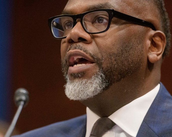 chicago-mayor-signs-order-over-‘escalating-threats-from-the-federal-government’
