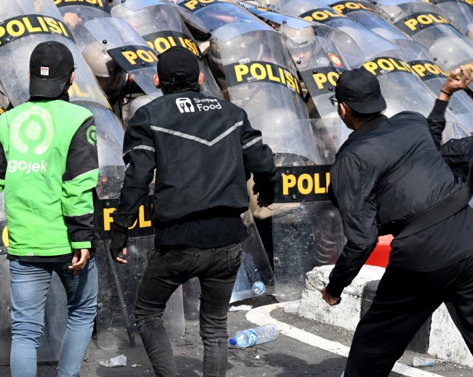 indonesia’s-prabowo-scraps-china-trip-over-protests,-tiktok-halts-live-feed