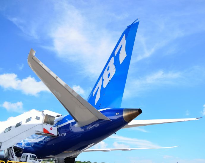 why-did-boeing-build-the-787-with-such-large-windows?