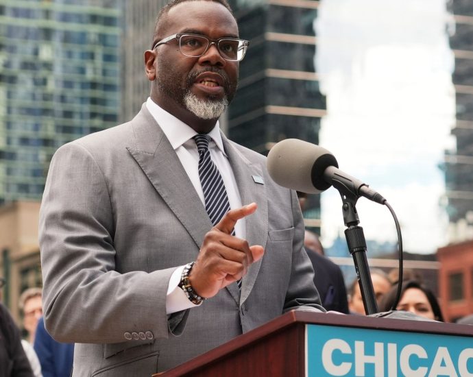 chicago-mayor-signs-executive-order-to-resist-potential-federal-takeover