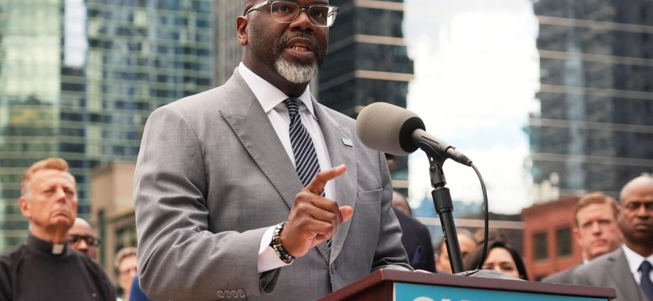 chicago-mayor-signs-executive-order-to-resist-potential-federal-takeover