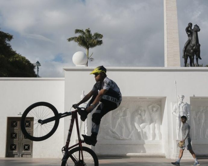 as-us.-fleet-steams-toward-coast,-venezuelans-face-uncertainty,-fear-and,-for-some,-hope