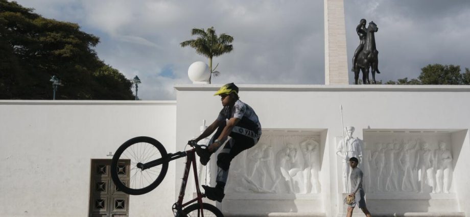 as-us.-fleet-steams-toward-coast,-venezuelans-face-uncertainty,-fear-and,-for-some,-hope