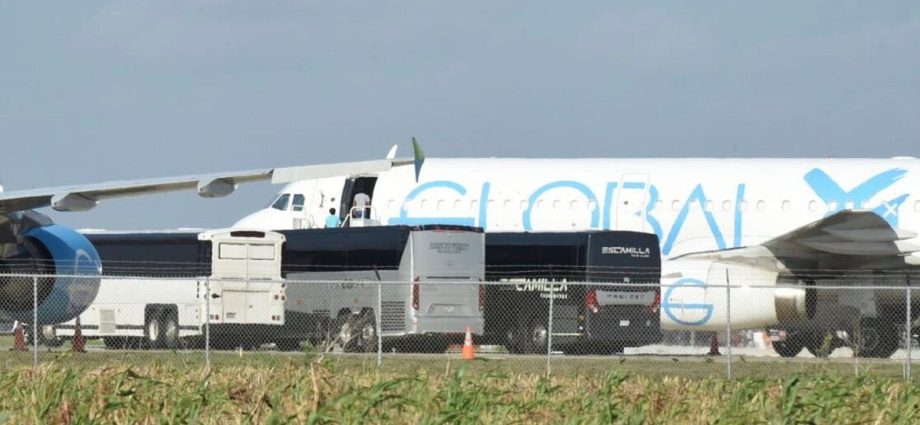 as-guatemalan-kids-sit-in-planes-on-tarmac,-judge-orders-they-stay-in-the-us.,-for-now