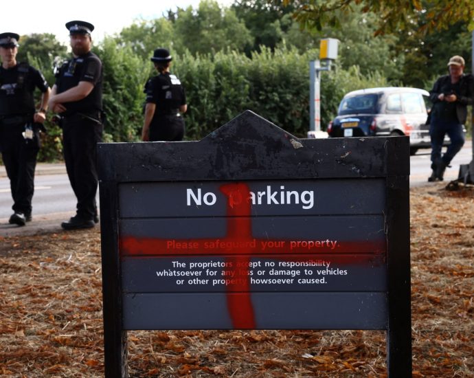 uk-muslims-report-vandalism,-attacks-amid-controversial-flag-campaign