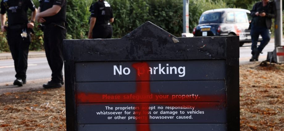 uk-muslims-report-vandalism,-attacks-amid-controversial-flag-campaign