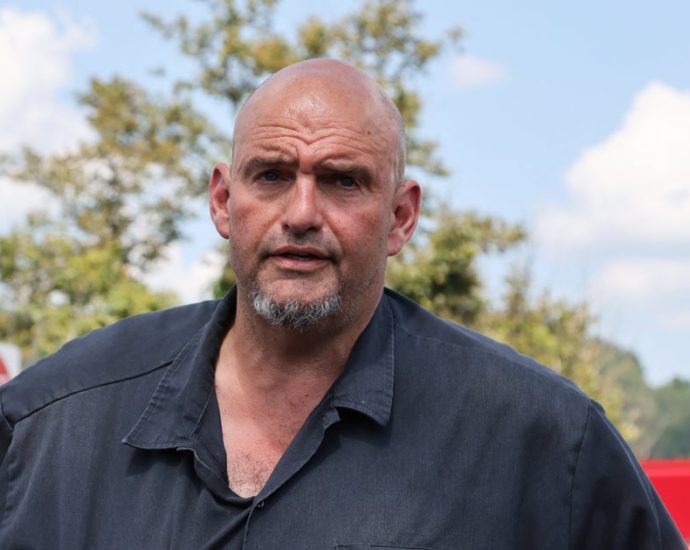 john-fetterman-says-there’s-no-need-to-‘freak-out’-over-new-white-house-ballroom