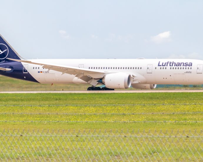 lufthansa-receives-1st-boeing-787-9-dreamliner-with-new-allegris-cabin