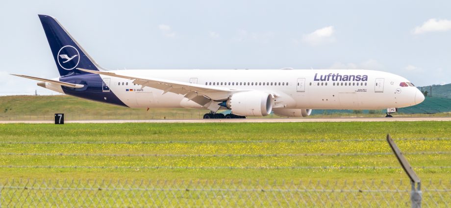 lufthansa-receives-1st-boeing-787-9-dreamliner-with-new-allegris-cabin