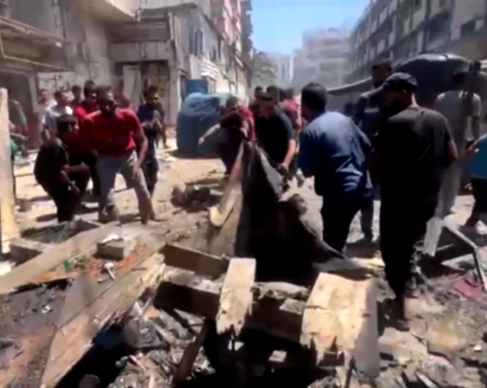 al-jazeera-reporter-in-aftermath-of-israeli-strike-on-crowded-gaza-market