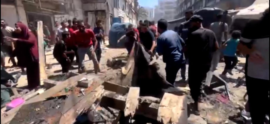 al-jazeera-reporter-in-aftermath-of-israeli-strike-on-crowded-gaza-market