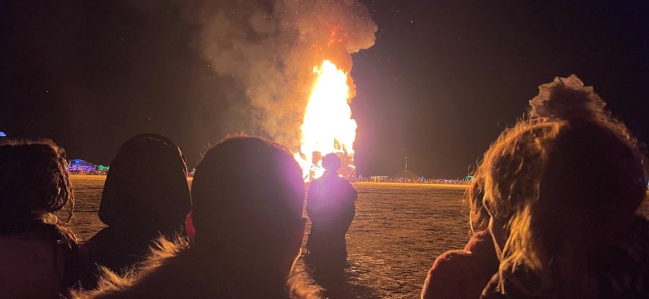 sheriff-faces-“difficult”-investigation-after-man-found-dead-in-pool-of-blood-at-burning-man
