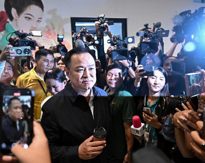 thailand’s-acting-pm-moves-to-dissolve-parliament-amid-leadership-bid