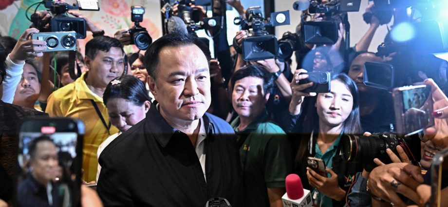 thailand’s-acting-pm-moves-to-dissolve-parliament-amid-leadership-bid