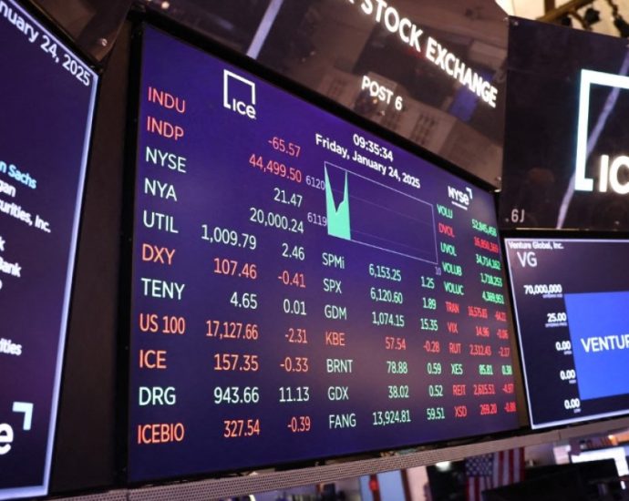 as-the-us-stock-market-smashes-records,-some-investors-fear-it’s-overpriced