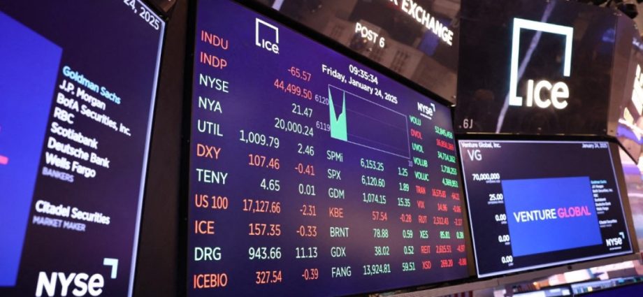 as-the-us-stock-market-smashes-records,-some-investors-fear-it’s-overpriced