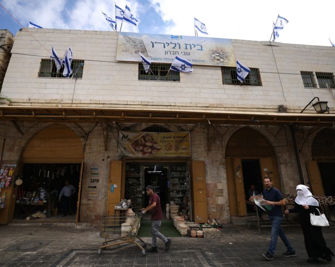 armed-jewish-settlers-take-over-palestinian-home-in-hebron