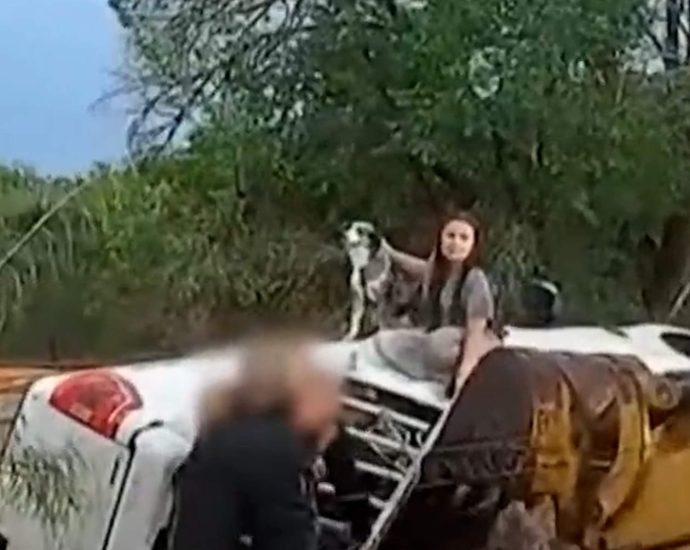 new-mexico-police-rescue-family-from-flash-flood