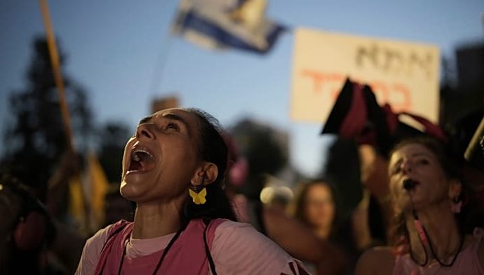 police-drag-protesters-from-rails-as-israelis-rally-for-gaza-ceasefire