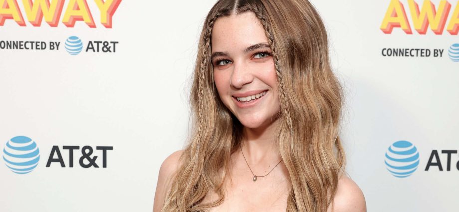 ‘young-sheldon’-star-raegan-revord-comes-out-as-nonbinary,-drops-debut-queer-ya-novel