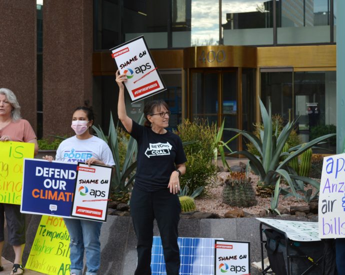 arizonans-protest-state’s-largest-utility-abandoning-clean-energy-commitments