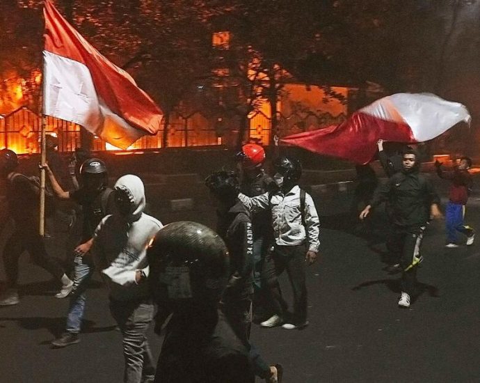 indonesia’s-protests-over-the-economy-turn-to-police-brutality