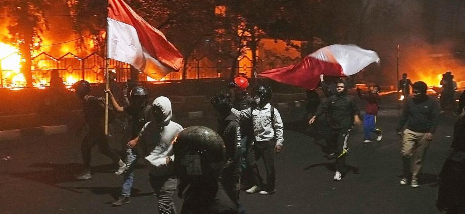 indonesia’s-protests-over-the-economy-turn-to-police-brutality